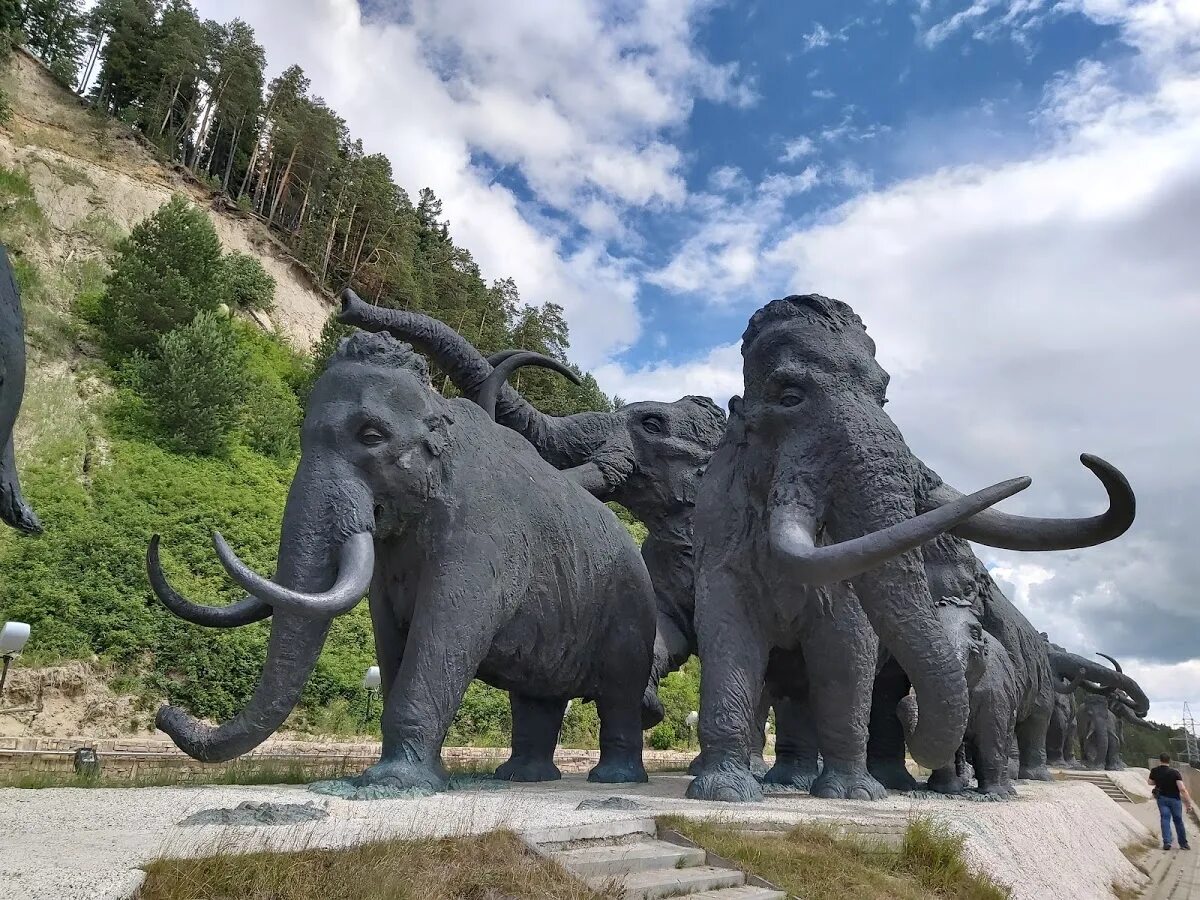 Памятник обь и иртыш ханты-мансийск. Достопримечательности ханты мансийского автономного. Ханты мансийск парк мамонтов. Ханты-мансийск памятник мамонтам. Археопарк ханты-мансийск.