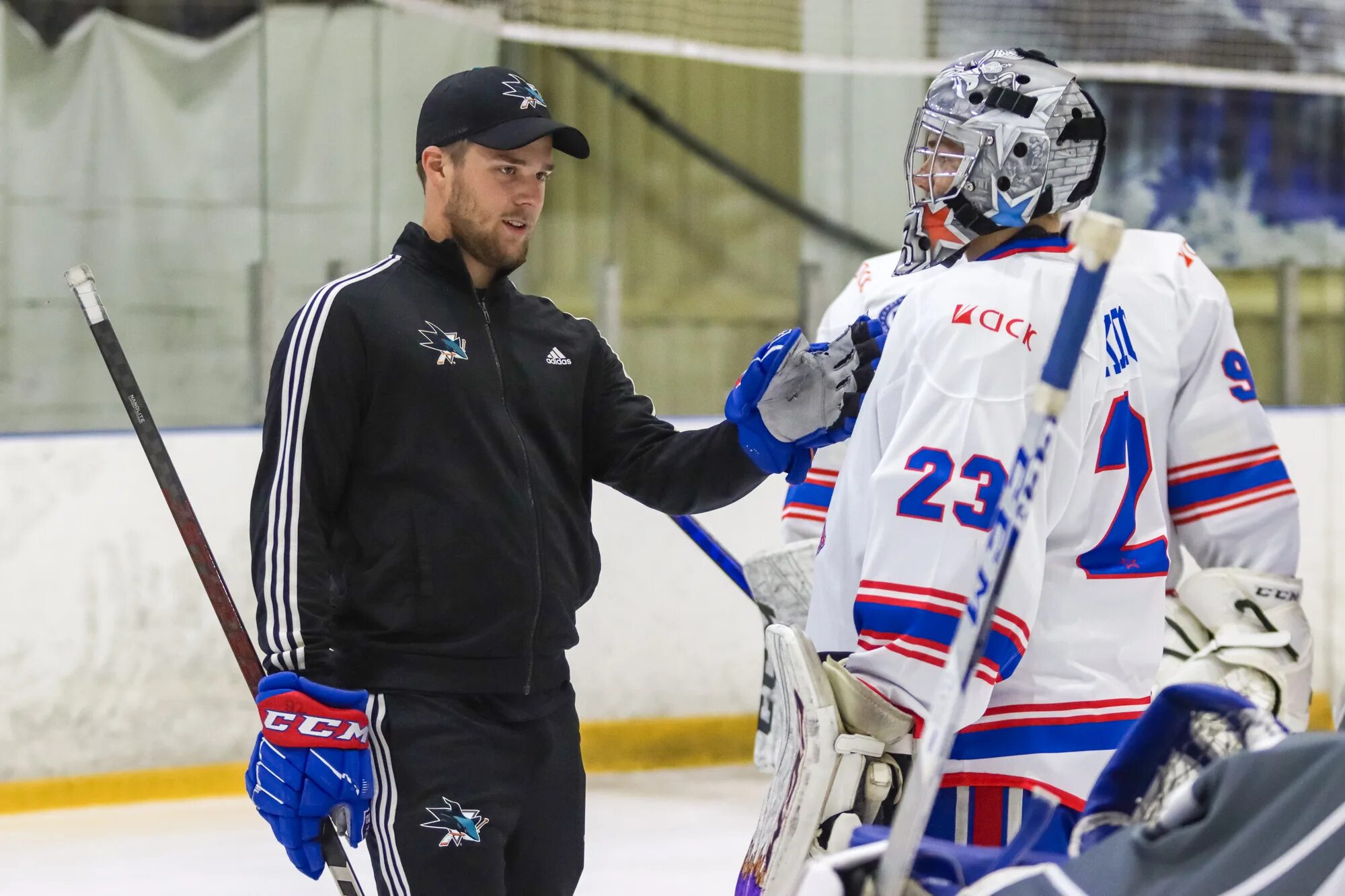 Немецкий хоккеист рыжий. Как стать профессиональным хоккеистом. Беляев никита хоккей. Хоккеист 14 лет. Профессиональный хоккеист.