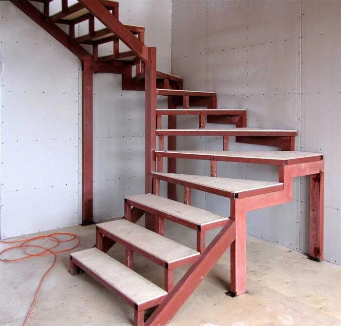 Профильная лестница на второй этаж. Металлокаркасная лестница на второй этаж 180. Металлокаркас 2 ступени. Лестница из металлокаркаса. Лестница на металлическом каркасе.