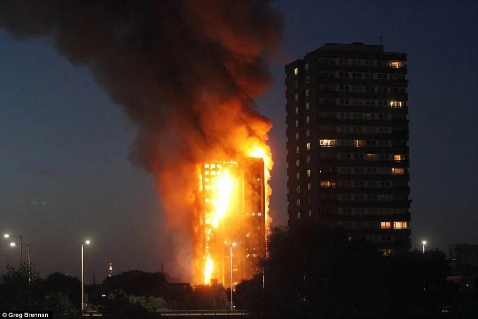 Сгорела многоэтажка. Пожар в здании Grenfell Tower в Лондоне. 2017: Пожар в Grenfell Tower в Лондоне. Горящий многоэтажный дом. Горящий много итажныц дом.