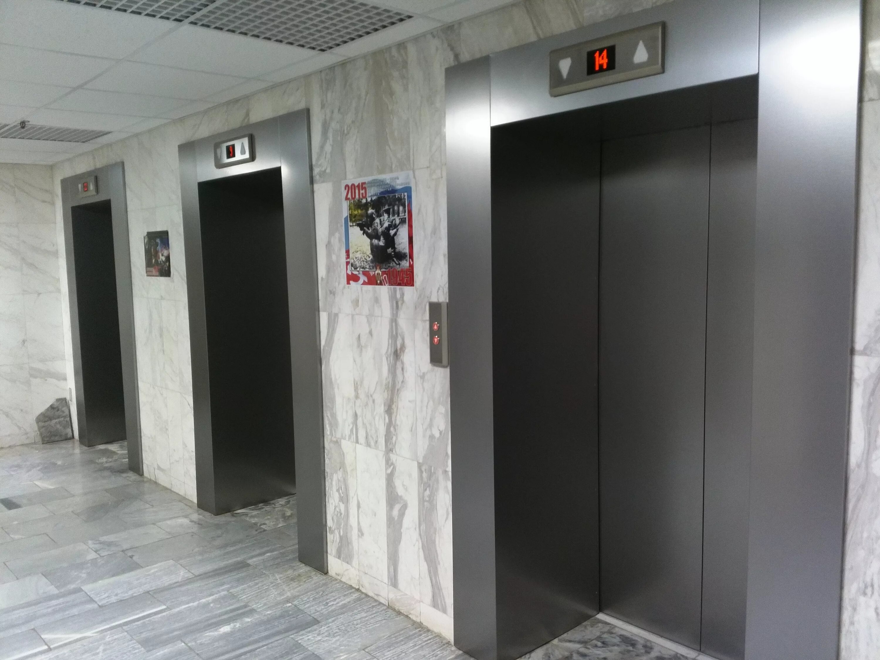 Двери в лифтовой холл. Обрамление лифтов RAL 7035. Лифтовые обрамления. Дверные обрамления лифтов. Облицовка лифтовых порталов.