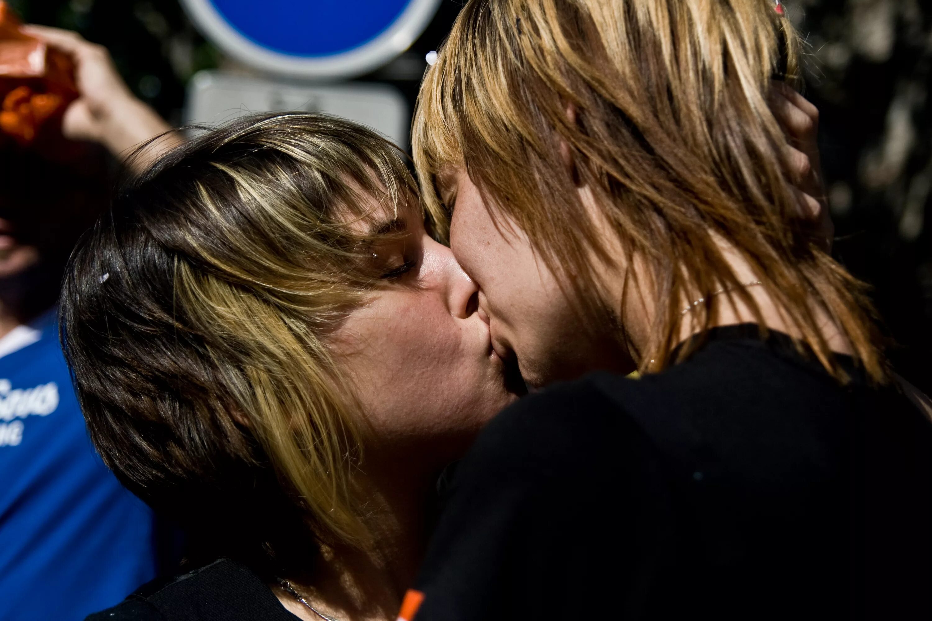 Голодные лесбиянки. Девушки целуются. Французский поцелуй девушек.