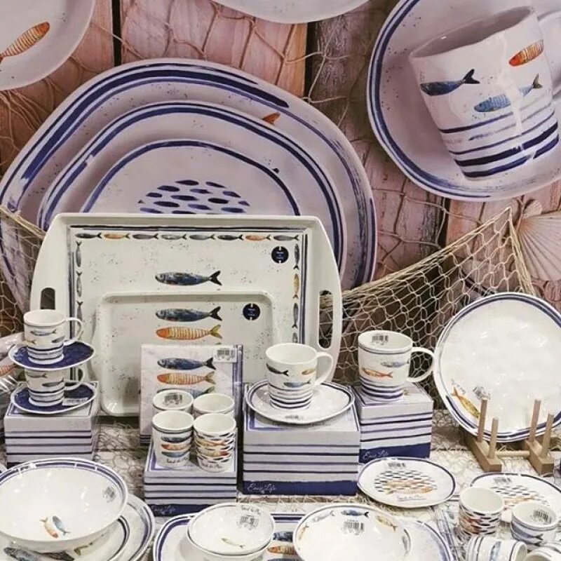 Тарелки люминарк бирюзового цвета. Шоу рум посуды. Элеганс посуда кружка с бабочками. Столовая посуда мятная. Чайный сервиз бирюзовый довбыш.