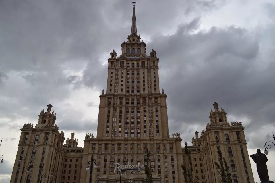 Включи том здания. Сталинская высотка МИД В Москве. Здание МИД высотка. Здание МИД сталинская высотка. Сталинская высотка на Смоленской площади.