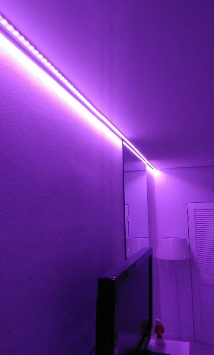 Включи свет разный. Duralight led strip розетка. Светодиодная подсветка в комнате.