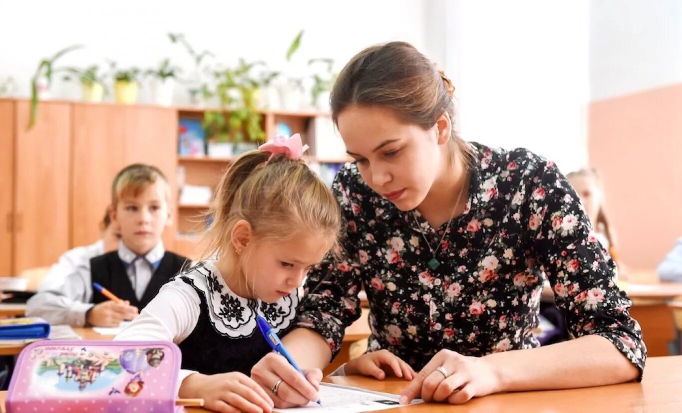 Работать учителем в сельской школе. Земский учитель. Ученики сельской школы. Учитель и ученик. Молодые учителя в школах.