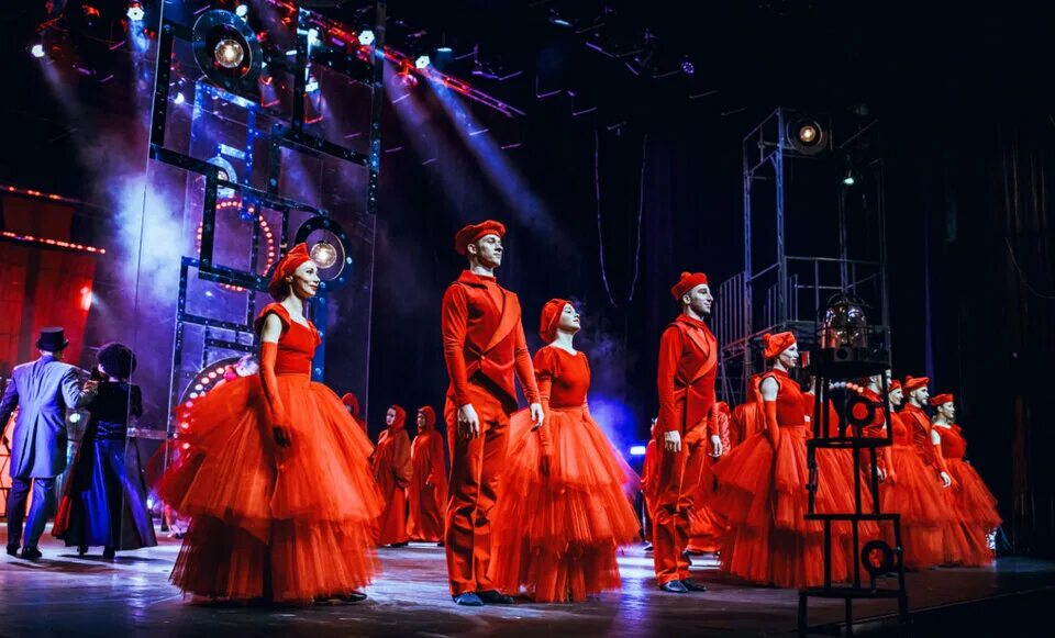 Женщины в спектаклях. Возвращение любви спектакль хабаровск. Спектакли в хабаровске. Спектакли в хабаровске. Музыкальная комедия.