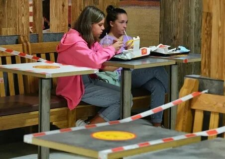Подростки в общественных местах