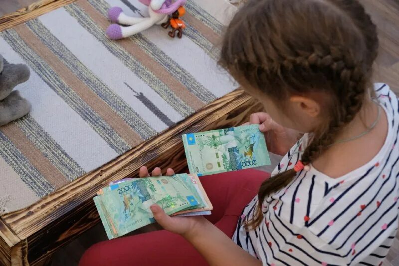 дети и деньги. выплаты детям из нацфонда казахстана. алимент анимация. алимент материал. мелочи для детей.