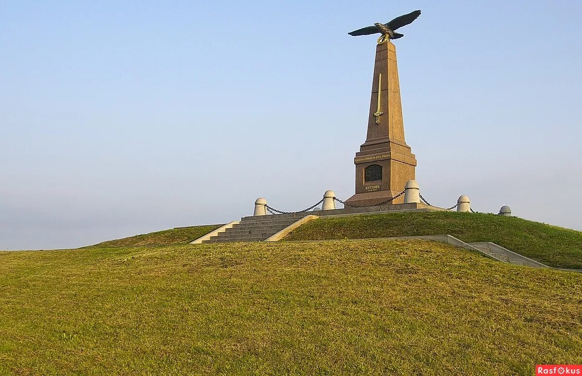 Памятники на полях сражений. Памятник Бородино 1812. Памятник Бородинскому сражению 1812. Бородинское поле. Памятник 1812 года Бородино.