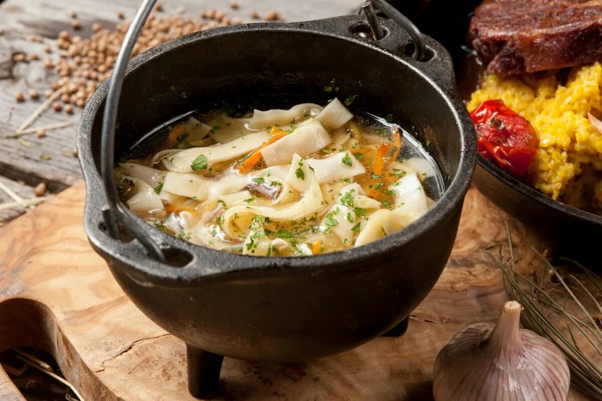 Куриная лапша с потрошками. Суп с куриными потрошками. суп лапша с потрошками. куриный суп с лапшой.