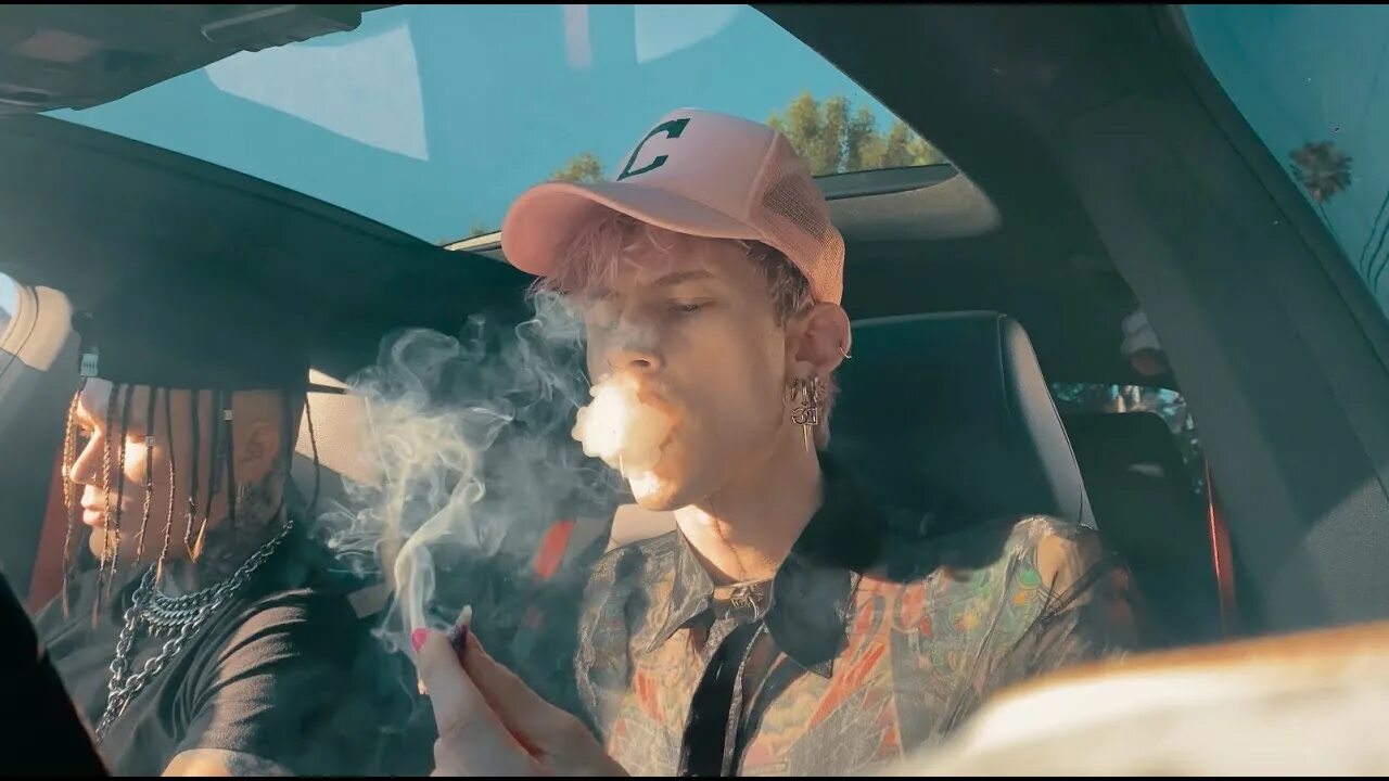 Песня rolled up. Machine Gun Kelly дочь. Roll the Windows up Machine Gun Kelly. MGK Lockdown session.