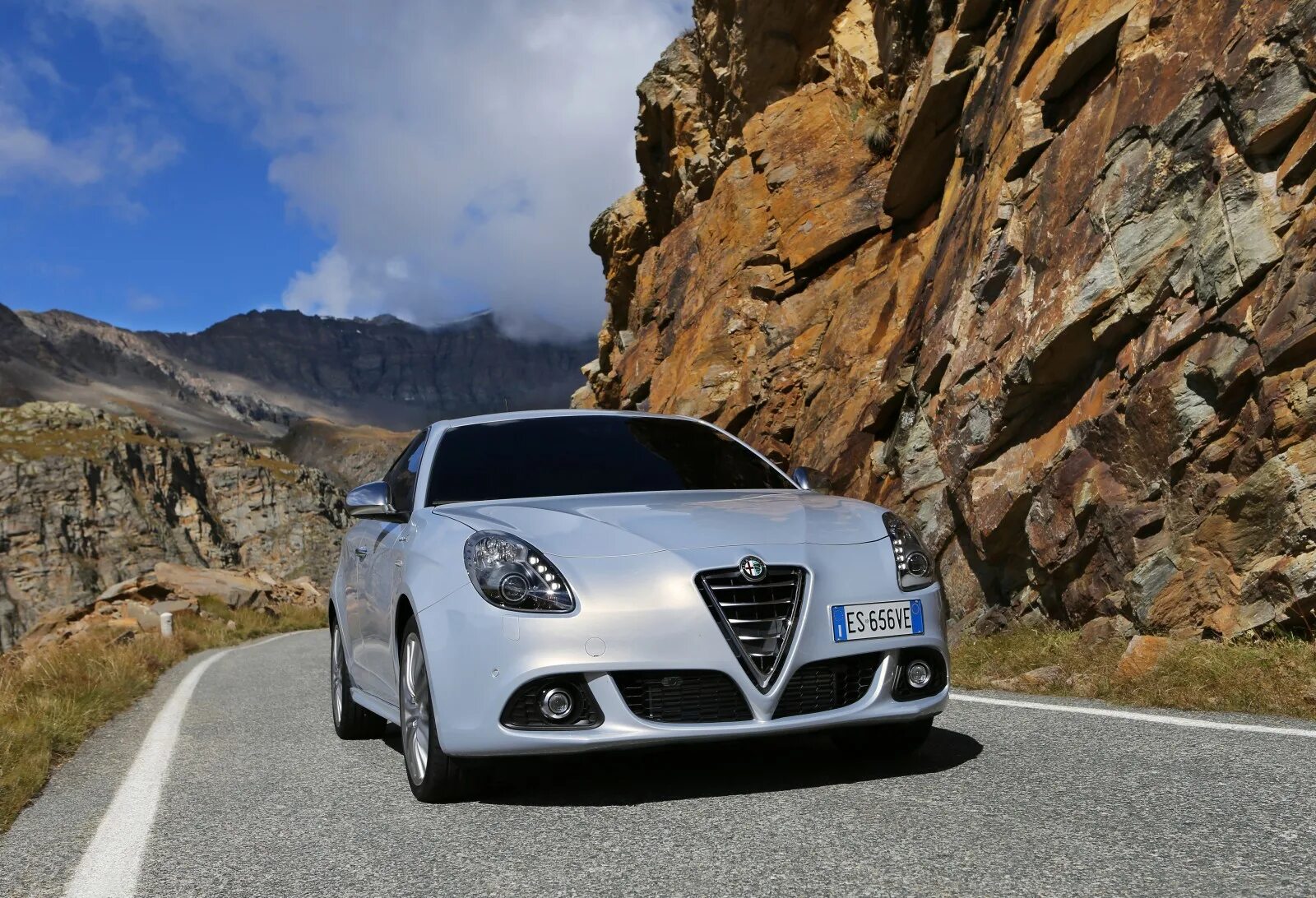 Alpha cars. Alfa Romeo. Alfa Romeo Giulietta 2013. Автомобиль Альфа Ромео. Альфа Ромео в Италии.