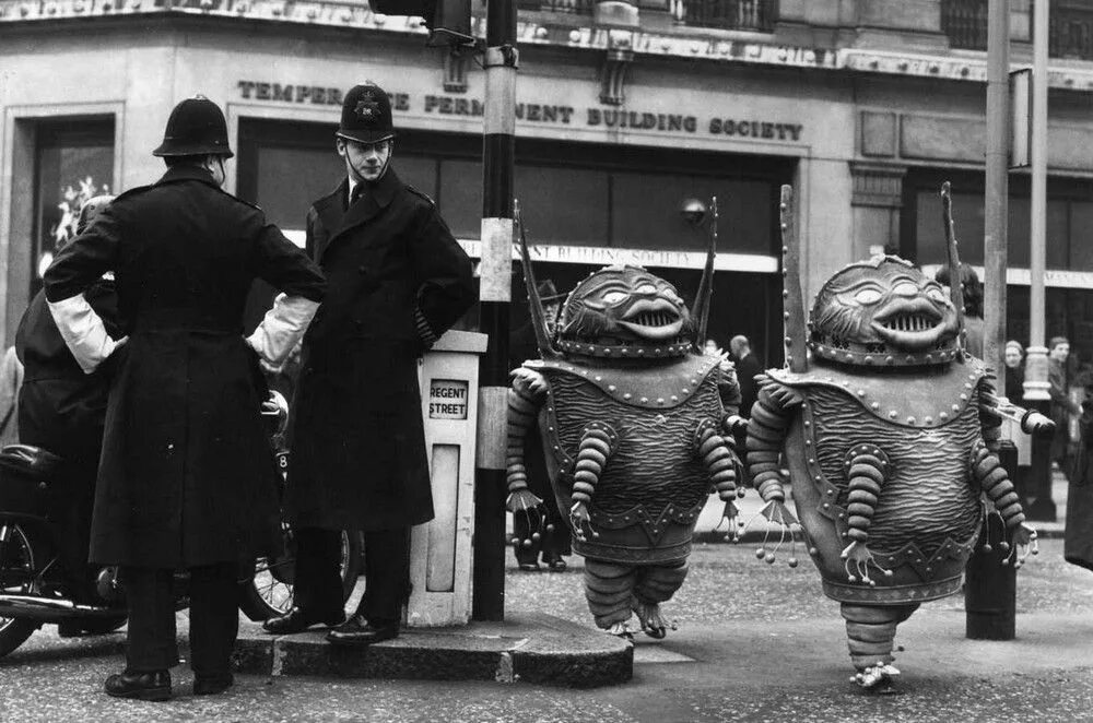 Бобби Лондон 1960. Старинные костюмы на Хэллоуин. Странные исторические фотографии