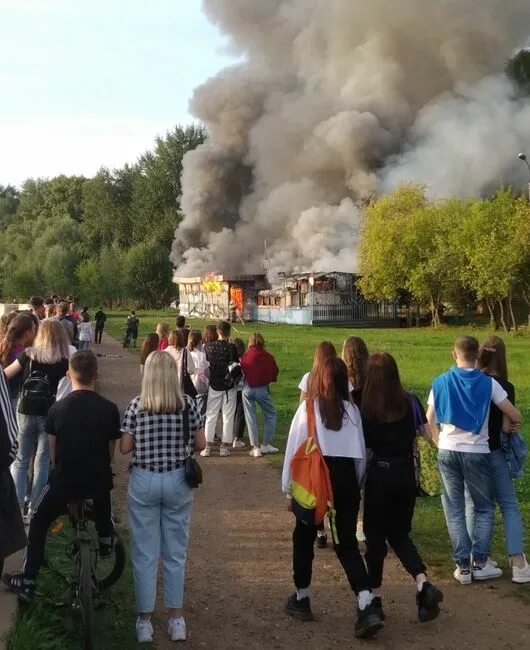Что горит в ижевске сейчас. Кафе кораблик ижевск. кафе кораблик ижевск горит. сгоревший кафе на набережной. кораблик набережная ижевска.