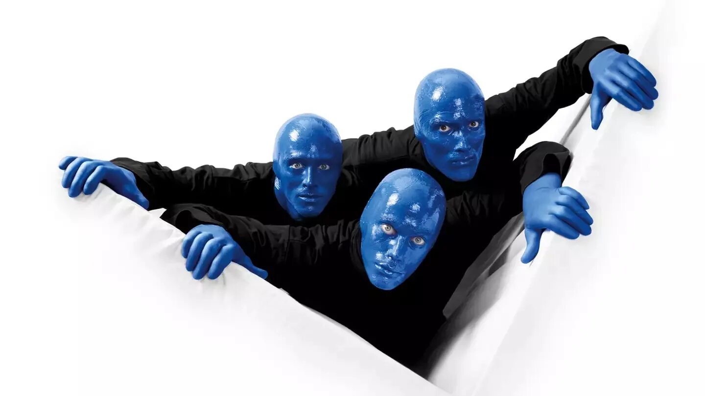 Группа голубых мужчин. Блю мен групп. Blue man Band. Blue man Group вокалистка. Голубой человек.