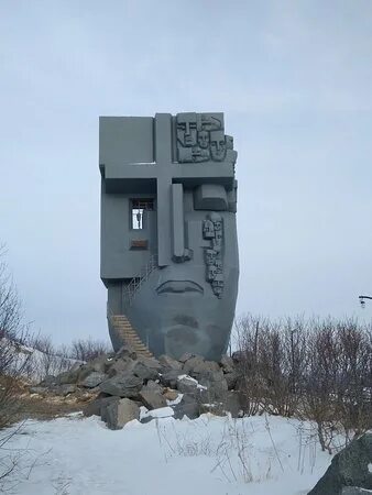 На какой сопке стоит монумент маска скорби. Монумент маска скорби в магадане. Памятник эрнста неизвестного в магадане. Эрнст неизвестный маска скорби магадан. Маска скорби магадан.