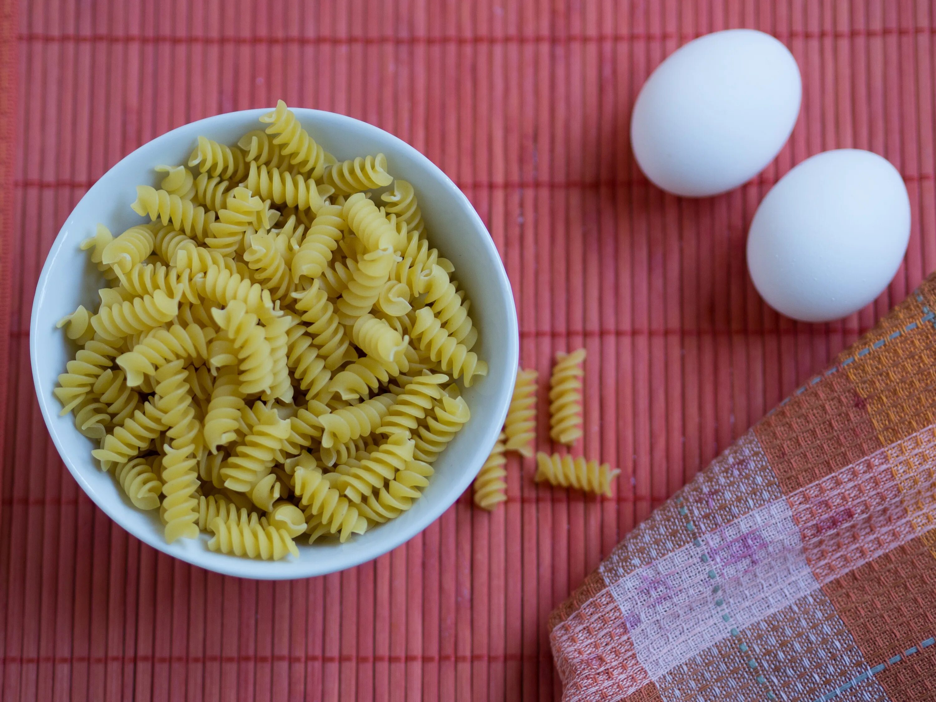 как приготовить макароны домашние. блюда с макаронами. простые домашние макароны. макароны в кастрюле. простые домашние макароны.