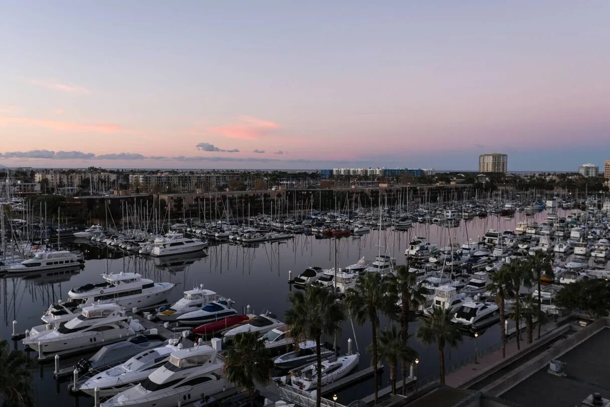 Del rey california. Марина дель рей лос анджелес. лос анджелес марина дель рей фото. отель в лос анджелесе the ritz carlton marina del rey. лос анджелес дом в марина дель рей.