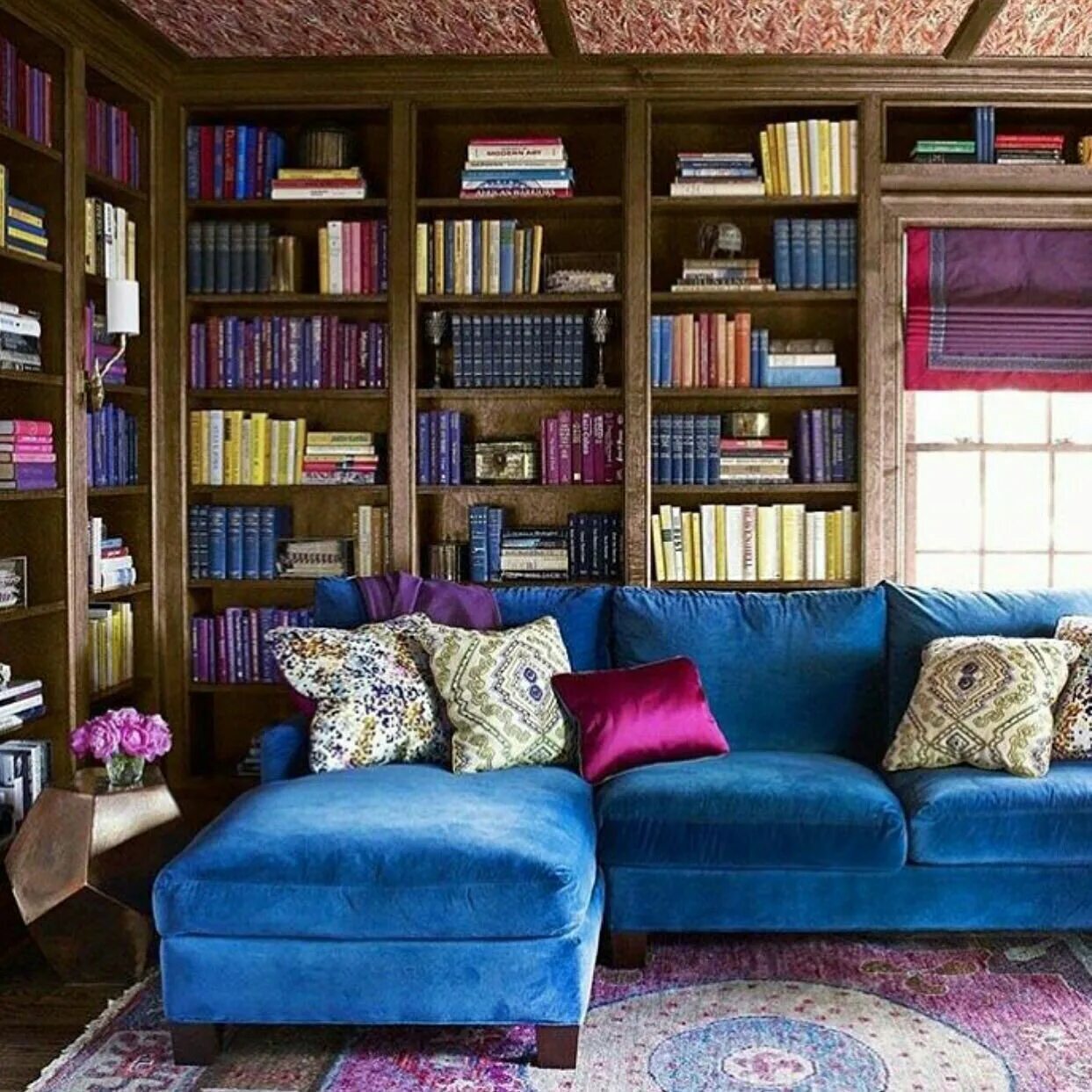 Sweet home библиотеки. Уютная библиотека. Диван для библиотеки. Домашняя библиотека с диваном. Библиотека в Восточном стиле.