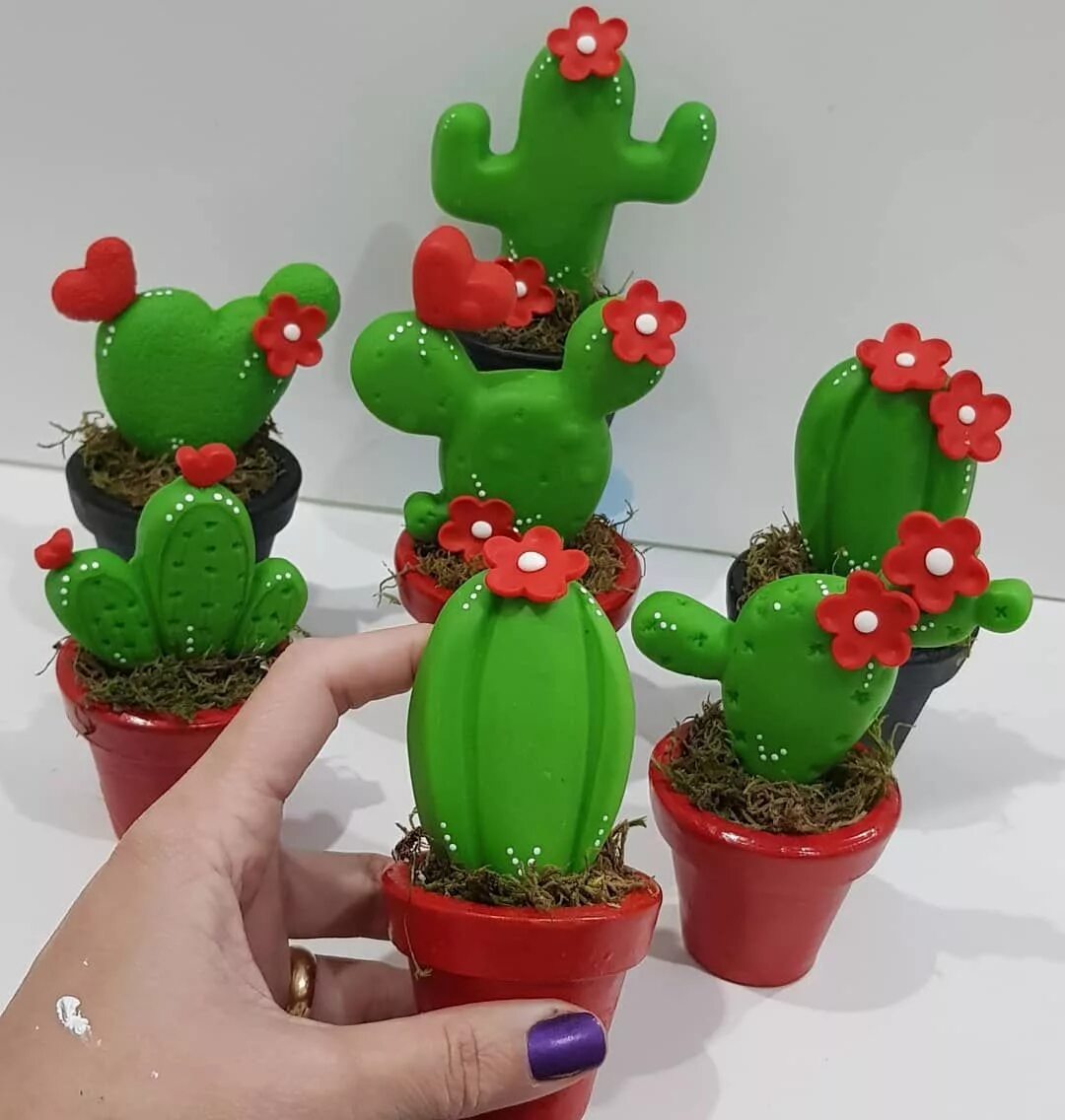 лепка кактус. лепка кактус в горшке средняя группа. полимерная глина кактусы. пластилин кактус в горшке. лепка кактус.