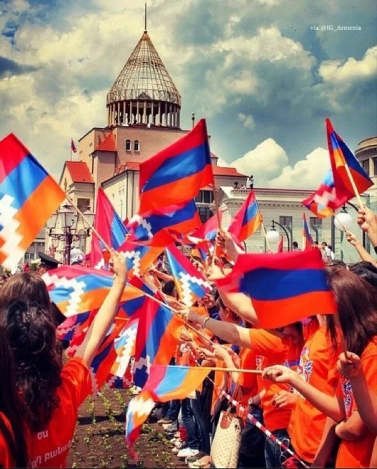 Армяне держат пост. Флаг Армении. Армянский флаг с людьми. Человек с флагом Армении. Современная Армения.
