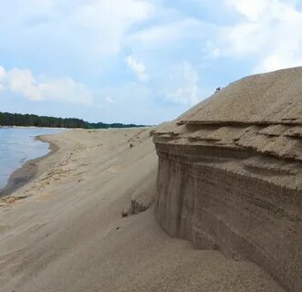 Расположившись на песчаном берегу