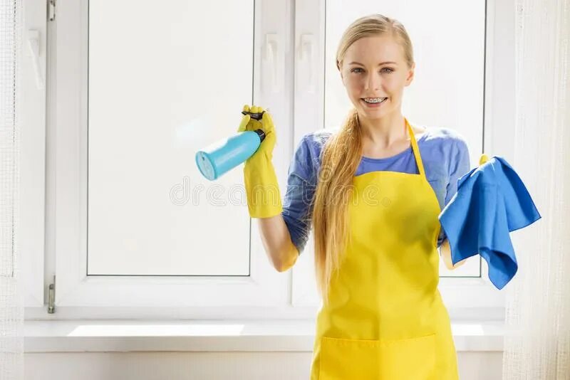 Уборщица свежие спб. Мытье окон в зеленом. Девушка моет окно. Мойка окон в синих перчатках. Девушка моет окно в полный рост.