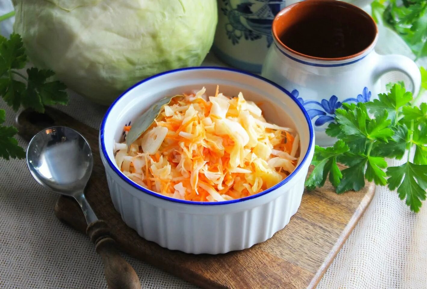 Капуста квашеная тушеная с мясом в кастрюле. Капуста в горячем рассоле. капуста с горячим маринадом быстро. капуста горячего посола. быстрая засолка капусты горячим способом.
