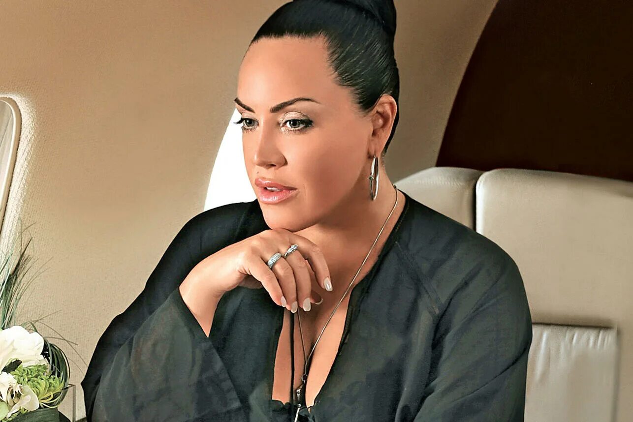 Байрак где сейчас живет и работает. Оксана б. Оксана байрак. Сценарист оксана байрак. Оксана байрак до операции.