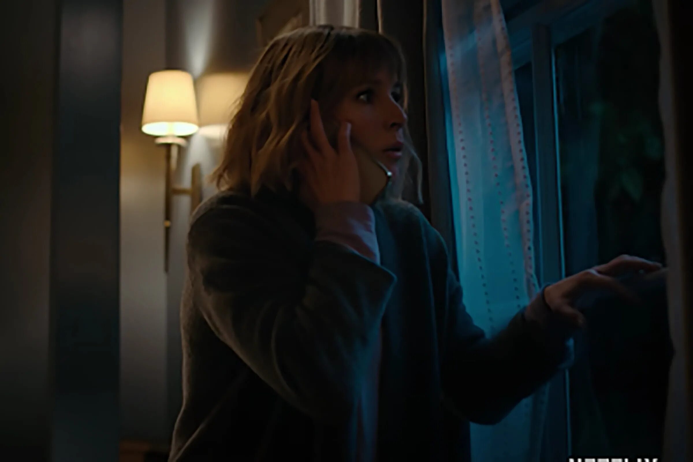 The girl in the window вампир комбинация. The girl in the window 2. Кристен белл дедвуд. Женщина в доме напротив девушки в окне сериал 2022. Женщина в доме напротив девушки в окне.