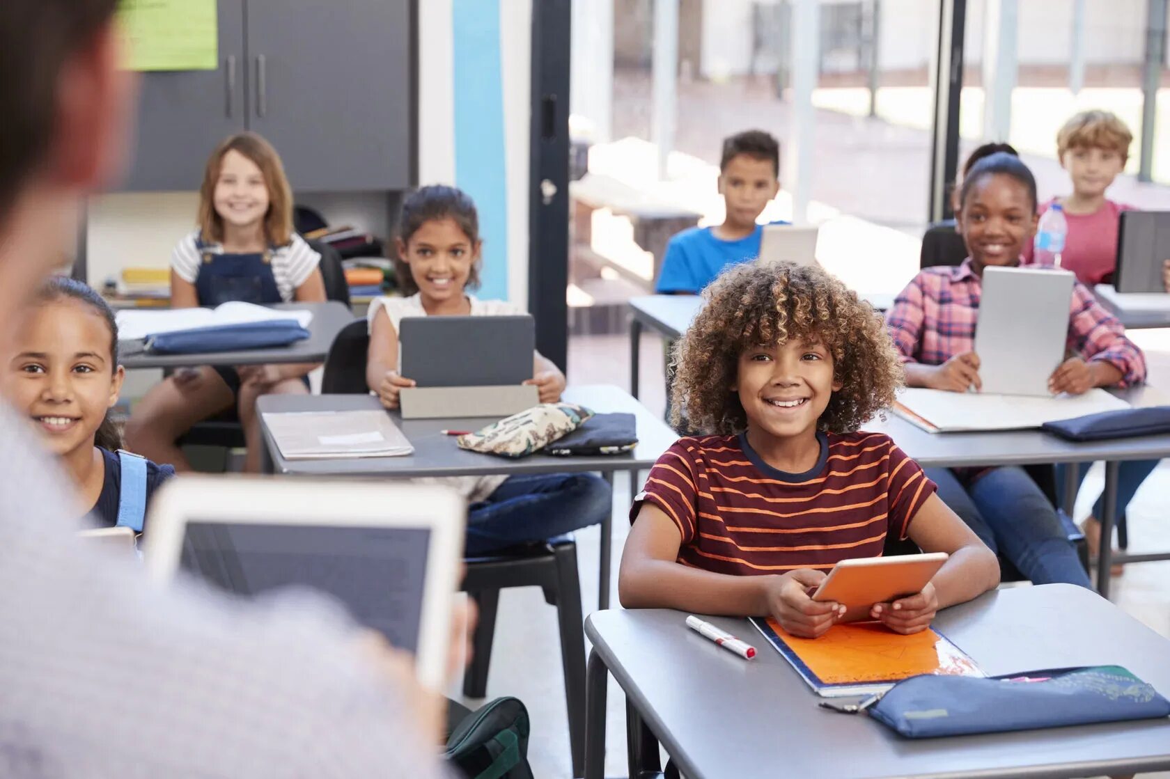 The students go home. Classroom. Студентс in class Room. Class in School. Фото learn.