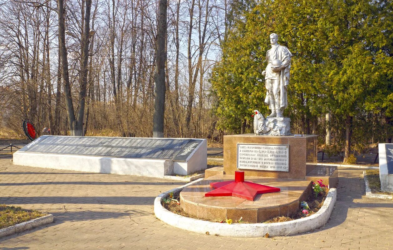 Военные памятники твери. Тверь бобачевский бор. Мемориальный комплекс на братской могиле абакан. Воинское захоронение бобачевский бор тверь. Воинское захоронение поселок сахарово тверь.