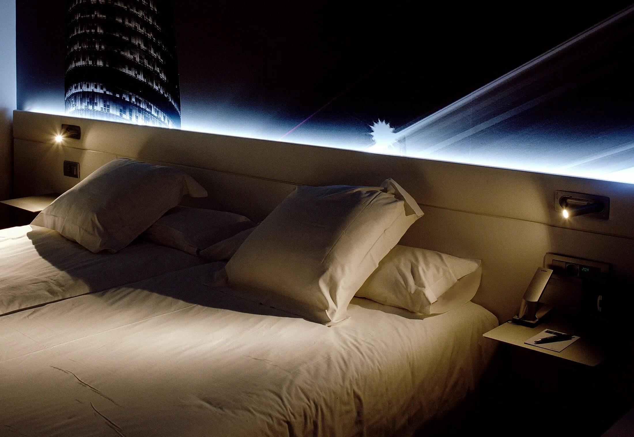 Хороший свет в комнате. Подсветка в спальне. Кровать с подсветкой. Светодиодная подсветка в спальне. Подсветка под кроватью.