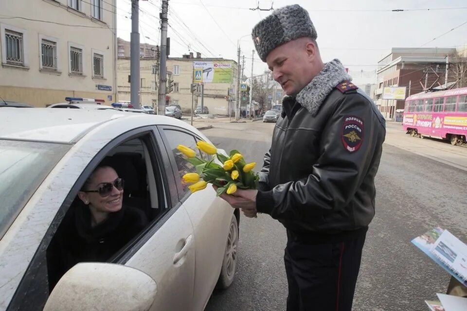 Тульское гибдд сайт. Полицейский дарит цветы. Полиция букет. Гаишник с букетом.