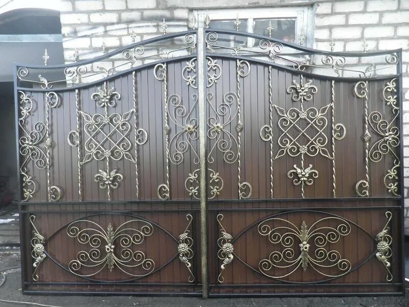 Кованые калитки. Вороты с элементами ковки. Ворота калитки из металла. Кованые ворота. Металлические ворота с элементами ковки.