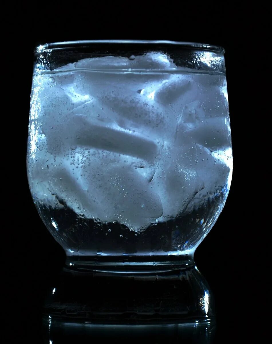 Холодна вода со льдом. Стакан воды со льдом. Лед в стакане. Бокал со льдом. Ледяной бокал.