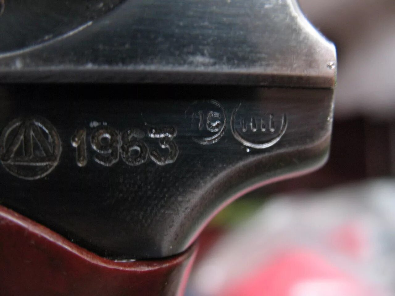 Метка на номерах. Маркировочные обозначения на пистолете Макарова. Клеймо на пистолете Макарова. Пистолета Макарова клеймо ф 1985.