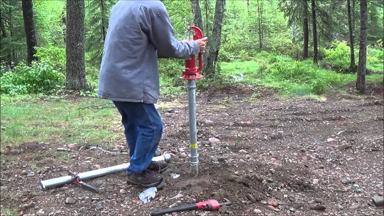 Скважина на участке. Бурение инженерно-геологических скважин. Well drill. Well drill. Производственные скважины.