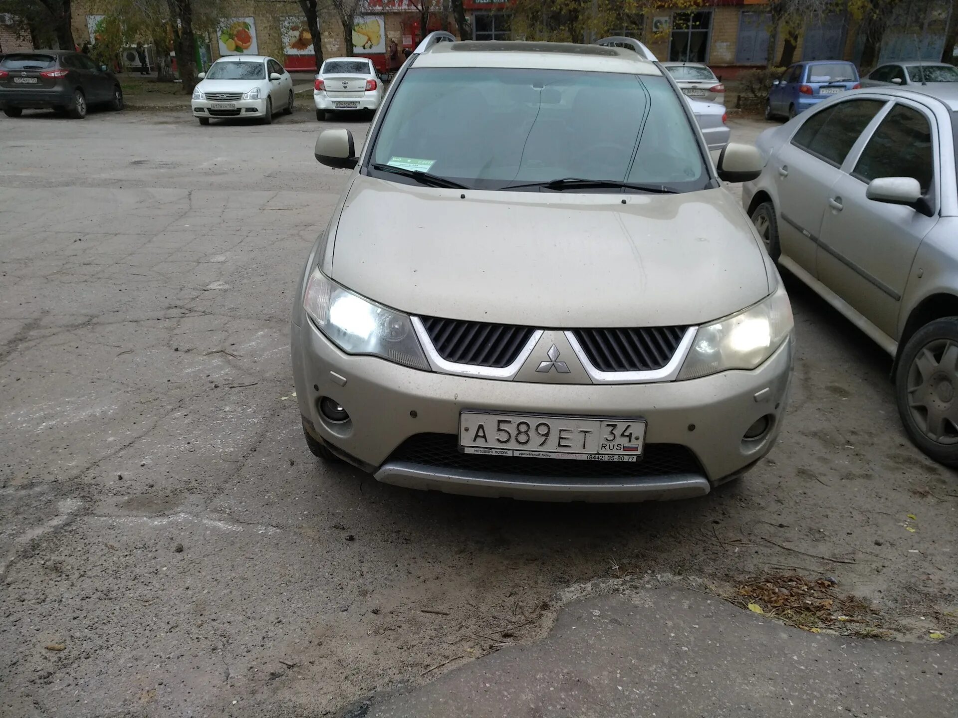 Ксенон аутлендер. Mitsubishi Outlander XL ксенон. Outlander XL 2007 ксенон. Лампочки ксенон Митсубиси Аутлендер XL 2007 года. Штатный ксенон на Митсубиси Аутлендер XL 2007.