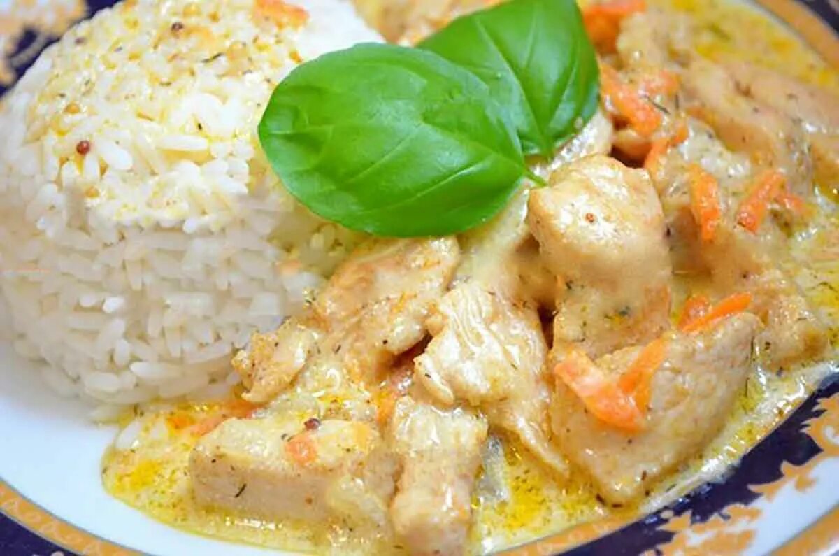 Рецепт подливки с куриным филе. Курица в сметанном соусе с рисом. Рис с курицей и подливкой. Куриное филе в сметанном соусе. Отварная курица с рисом.