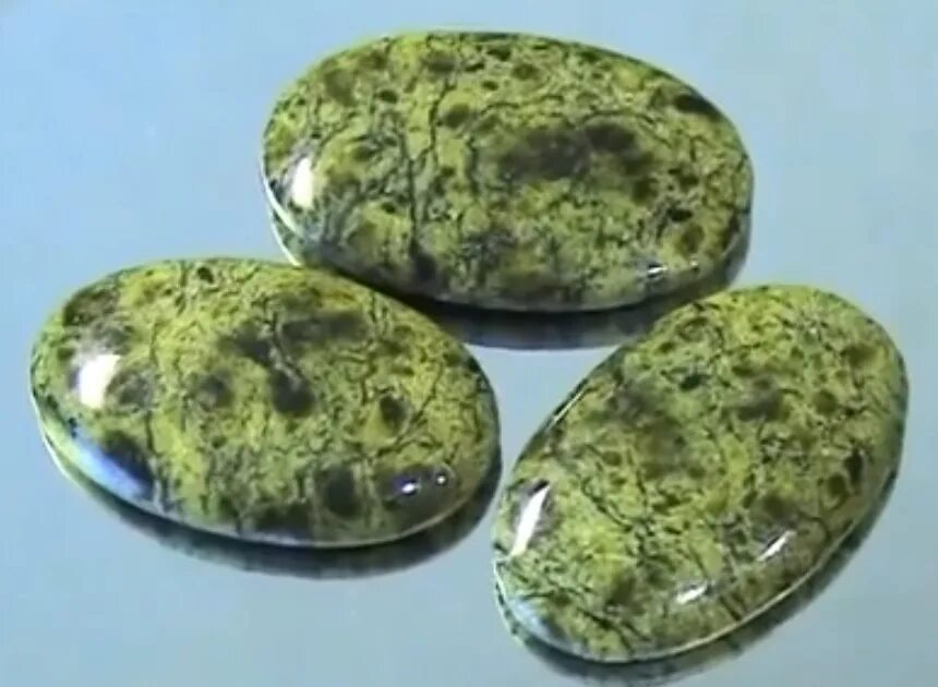 Змеиный камень серпентин. Уральский змеевик. Уральский камень змеевик. Змеевик горная порода. Камень серпентинит змеевик.