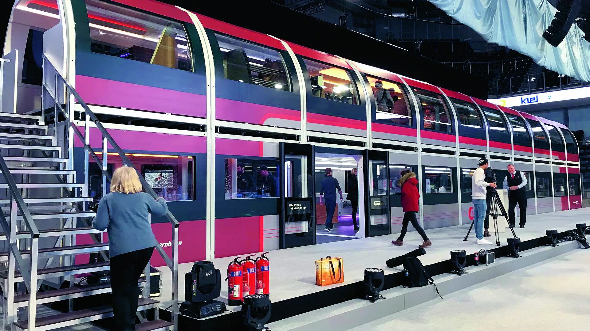 Вагон поезда будущего. Железная дорога будущего. Маглев будущего арт. Маглев концепт. Инновационный поезд нежный.