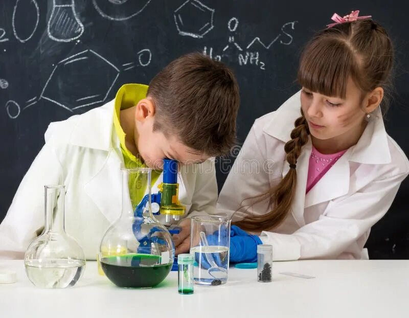 Школа опытов и экспериментов. Химические опыты в школе. Дети на уроке химии. Школьники на уроке химии. Школьный эксперимент.
