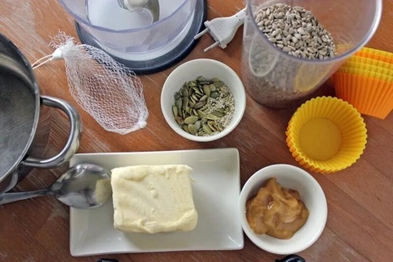 можно ли сливочное масло синицам. семена для зимующих птиц. чем заменить сливочное масло в выпечке. сливочное масло маргарин. корма для зимующих птиц.