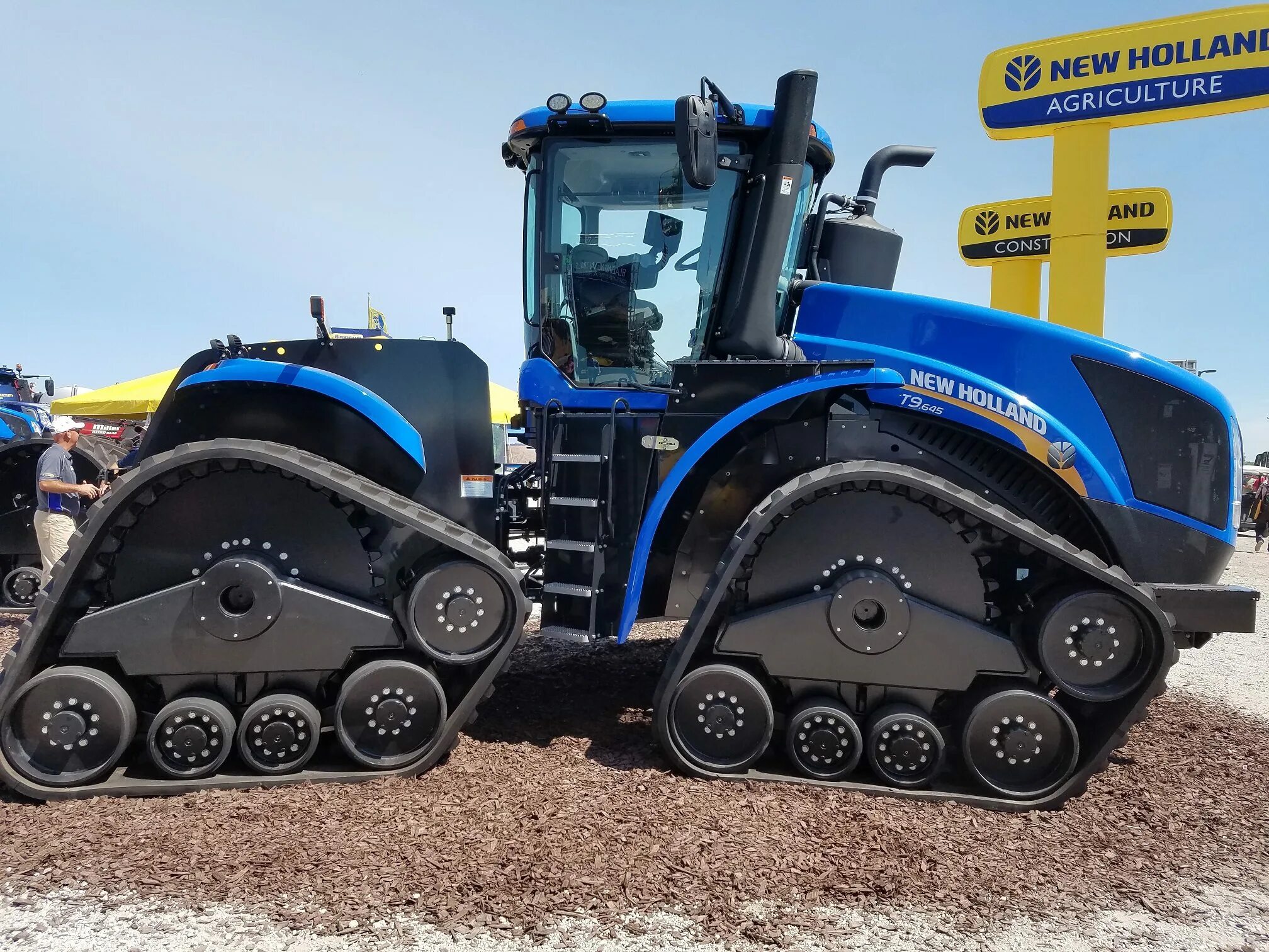 Трактор Нью Холланд t9050. New Holland t9030. Трактор Нью Холланд 4-гусеничный. Трактора гусеничные Нью Холланд. Холанд трактор