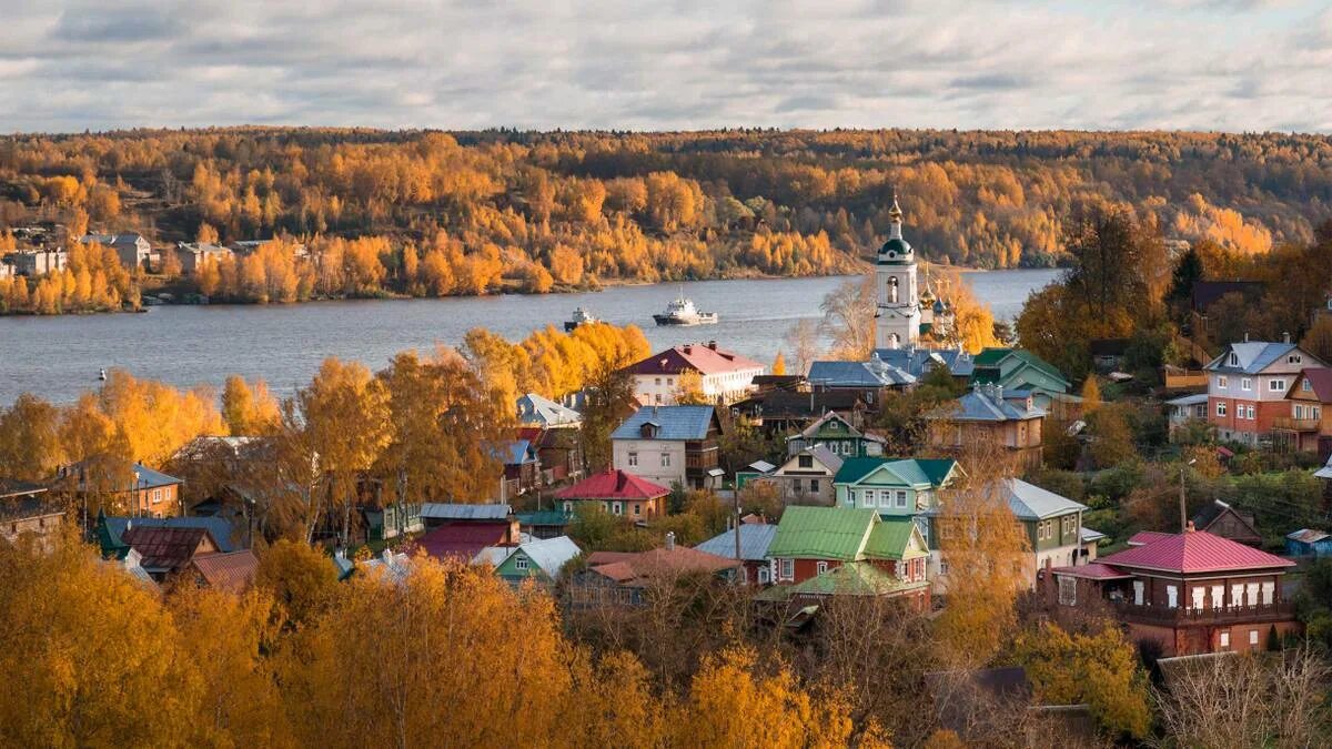 Плес глубокий. Гора левитана в плесе. набережная плеса ивановская область. городок плес на волге. соборная гора плес.