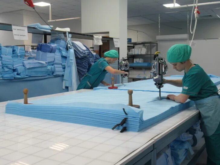 Платье из одноразовых простыней. Завод производство. Производство одноразовой медицинской. Производство масок. Производство одноразовой медицинской.