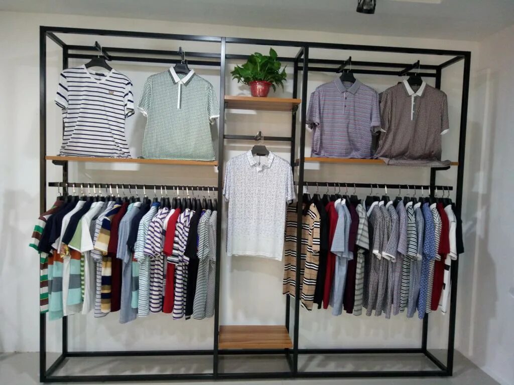 Вешалка напольная для одежды с полками. Стеллаж для одежды. Торговое оборудование для одежды. Стеллажи для магазина одежды. Магазин модной одежды стеллажи.