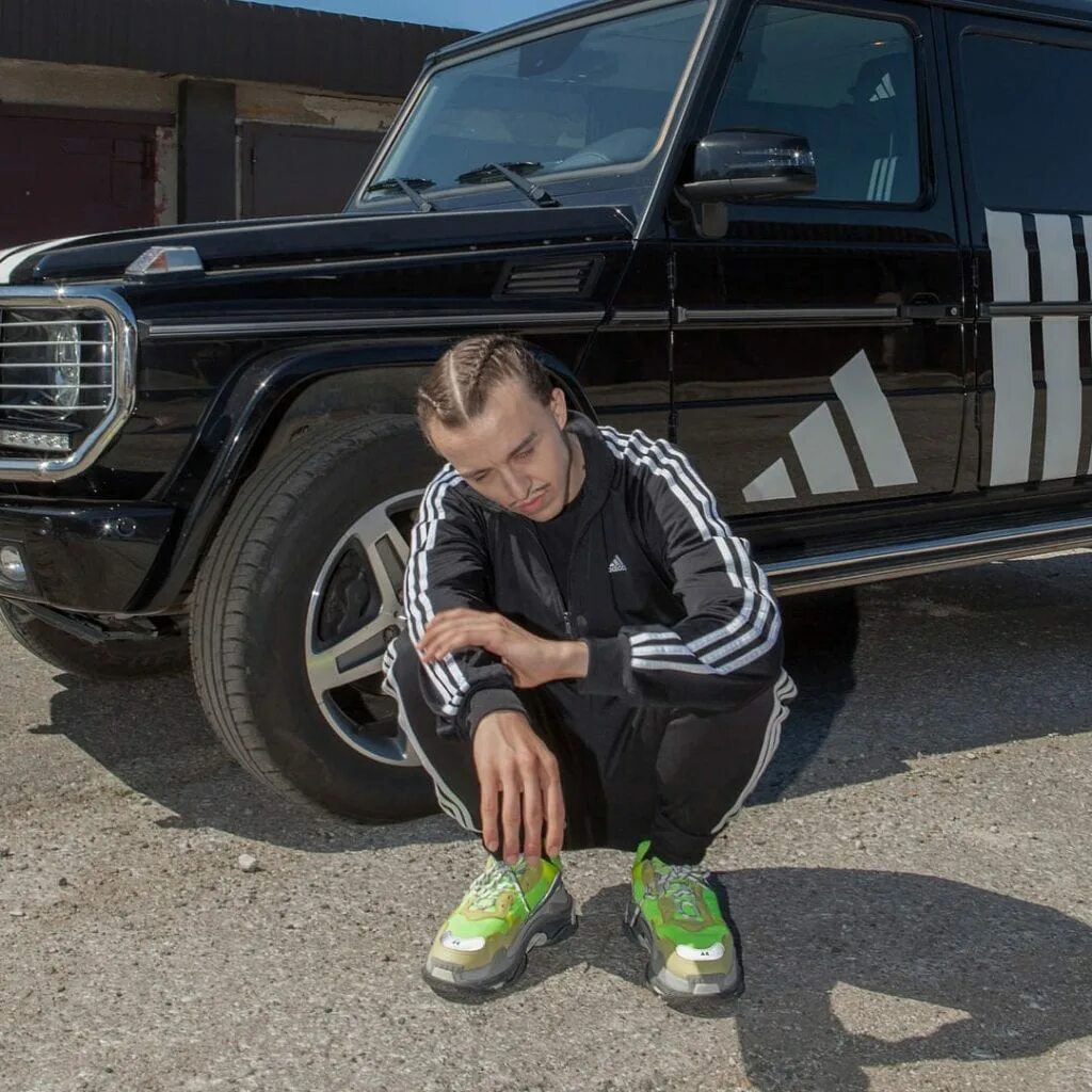 Адидас реальные пацаны. Томми кэш адидас. tommy cash адидас. tommy cash x adidas. adidas tracksuit gopnik.